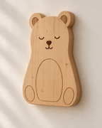 ORAWOOD bear wall-light 18x26 display detail 2026-09-29 3/5 — Lampe Ours murale, mise en scène illustrative : Gros plan illustratif du visage et du pin