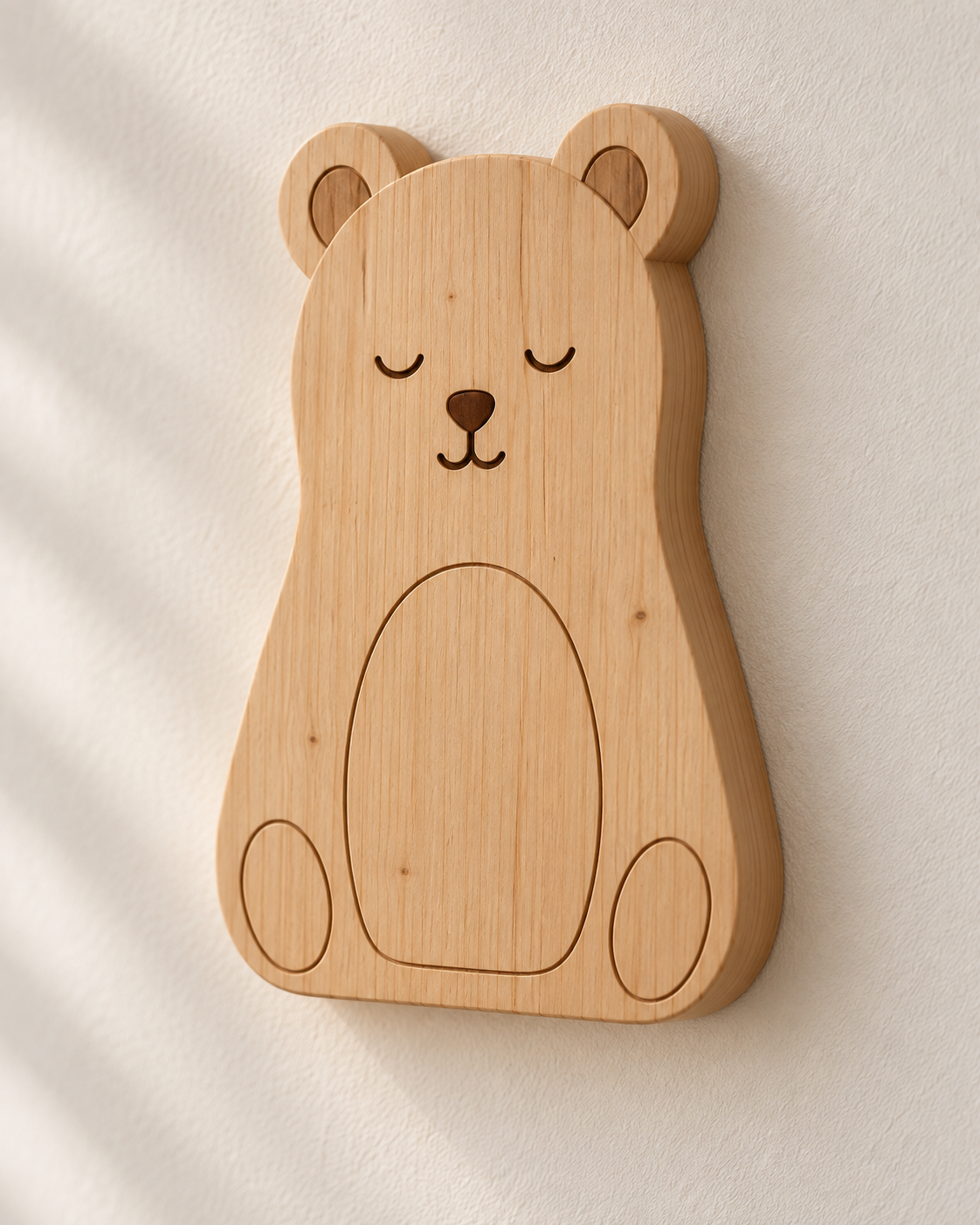 ORAWOOD bear wall-light 18x26 display detail 2026-09-29 3/5 — Lampe Ours murale, mise en scène illustrative : Gros plan illustratif du visage et du pin