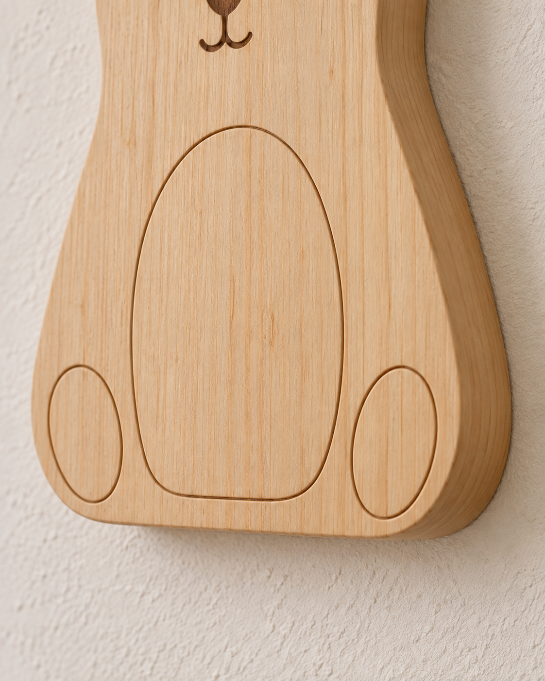 ORAWOOD bear wall-light 18x26 display detail 2026-09-29 4/5 — Lampe Ours murale, mise en scène illustrative : Gros plan illustratif du ventre et des pattes intégrées