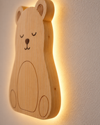 ORAWOOD bear wall-light 18x26 display detail 2026-09-29 5/5 — Lampe Ours murale, mise en scène illustrative : Gros plan illustratif de la tranche et du halo arrière