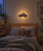 ORAWOOD car wall-light 30x19 display detail 2026-09-28 2/5 — Lampe Voiture murale, mise en scène illustrative : Chambre d’enfant au crépuscule, halo arrière allumé, dimensions de présentation 30 × 19 cm