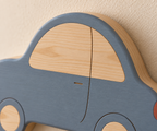 ORAWOOD car wall-light 30x19 display detail 2026-09-28 3/5 — Lampe Voiture murale, mise en scène illustrative : Gros plan illustratif du toit et de la fenêtre en pin