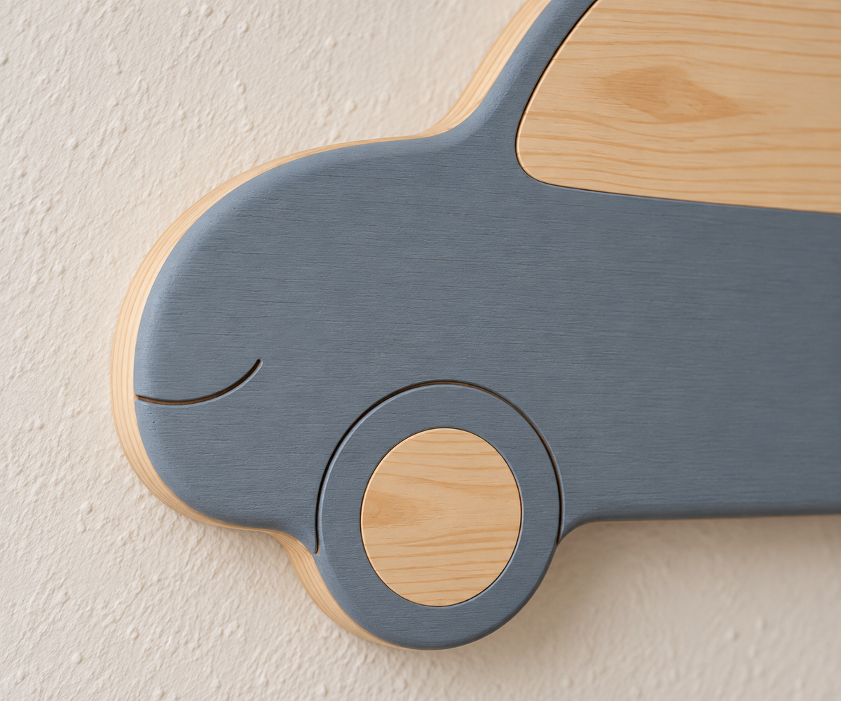 ORAWOOD car wall-light 30x19 display detail 2026-09-28 4/5 — Lampe Voiture murale, mise en scène illustrative : Gros plan illustratif de l’avant et de la roue intégrée