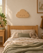 ORAWOOD cloud wall-light 29x19 display detail 2026-09-28 1/5 — Lampe Nuage murale, mise en scène illustrative : Chambre d’enfant, lampe éteinte, dimensions de présentation 29 × 19 cm