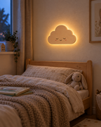 ORAWOOD cloud wall-light 29x19 display detail 2026-09-28 2/5 — Lampe Nuage murale, mise en scène illustrative : Chambre d’enfant au crépuscule, halo arrière allumé, dimensions de présentation 29 × 19 cm