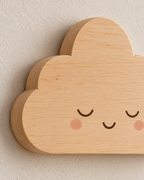 ORAWOOD cloud wall-light 29x19 display detail 2026-09-28 3/5 — Lampe Nuage murale, mise en scène illustrative : Gros plan illustratif du contour arrondi et du pin