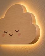ORAWOOD cloud wall-light 29x19 display detail 2026-09-28 5/5 — Lampe Nuage murale, mise en scène illustrative : Gros plan illustratif de la tranche et du halo arrière