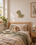 ORAWOOD dinosaur wall-light 30x28 display detail 2026-09-28 1/5 — Lampe Dinosaure murale, mise en scène illustrative : Chambre d’enfant, lampe éteinte, dimensions de présentation 30 × 28 cm