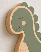 ORAWOOD dinosaur wall-light 30x28 display detail 2026-09-28 3/5 — Lampe Dinosaure murale, mise en scène illustrative : Gros plan illustratif de la tête et du pin