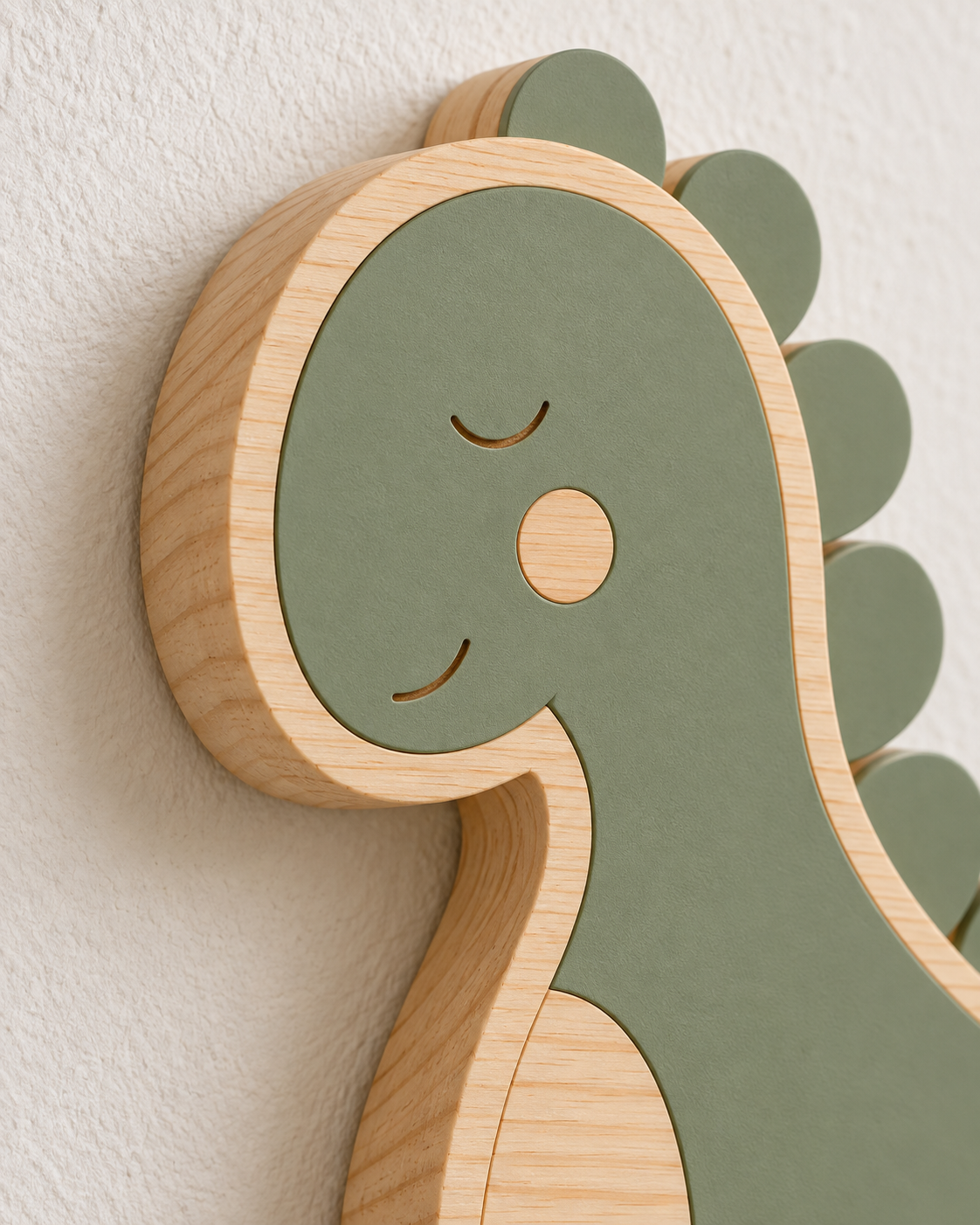 ORAWOOD dinosaur wall-light 30x28 display detail 2026-09-28 3/5 — Lampe Dinosaure murale, mise en scène illustrative : Gros plan illustratif de la tête et du pin