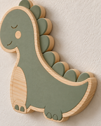 ORAWOOD dinosaur wall-light 30x28 display detail 2026-09-28 4/5 — Lampe Dinosaure murale, mise en scène illustrative : Gros plan illustratif des plaques dorsales vert sauge