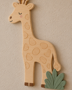 ORAWOOD giraffe wall-light 26x35 display detail 2026-09-28 4/5 — Lampe Girafe murale, mise en scène illustrative : Gros plan illustratif des taches en contour peu profond et du bois