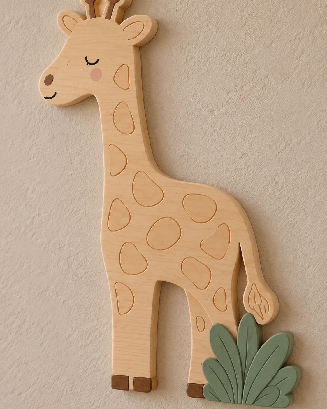 ORAWOOD giraffe wall-light 26x35 display detail 2026-09-28 4/5 — Lampe Girafe murale, mise en scène illustrative : Gros plan illustratif des taches en contour peu profond et du bois