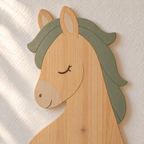 ORAWOOD Petit cheval flat detail 2026-09-30 1/5 — Gros plan illustratif : Visage et veinage du pin, couleur vert sauge