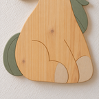 ORAWOOD Petit cheval flat detail 2026-09-30 3/5 — Gros plan illustratif : Corps et sabots sur un seul plan, fines rainures dans le pin