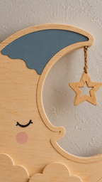 ORAWOOD moon wall-light real-scale detail 2026-09-28 3/5 — Lampe Lune murale, mise en scène illustrative : Gros plan illustratif du pin et du sommet bleu grisé