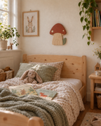 ORAWOOD mushroom wall-light 24x30 display detail 2026-09-28 1/5 — Lampe Champignon murale, mise en scène illustrative : Chambre d’enfant, lampe éteinte, dimensions de présentation 24 × 30 cm