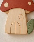ORAWOOD mushroom wall-light 24x30 display detail 2026-09-28 4/5 — Lampe Champignon murale, mise en scène illustrative : Gros plan illustratif de la porte, de la fenêtre et du pin