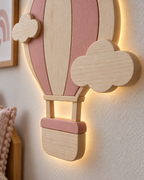 ORAWOOD wall balloon PDP concept 2026-09-26 — Nuages roses, gros plan illustratif du pin, des deux nuages et de la nacelle
