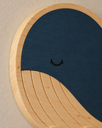 ORAWOOD wall-light real-scale detail 2026-09-28 3/5 — Lampe Baleine murale, mise en scène illustrative : Gros plan illustratif du visage, du pin et de la finition bleu nuit