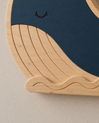 ORAWOOD wall-light real-scale detail 2026-09-28 4/5 — Lampe Baleine murale, mise en scène illustrative : Gros plan illustratif du ventre en pin et des lignes de vague