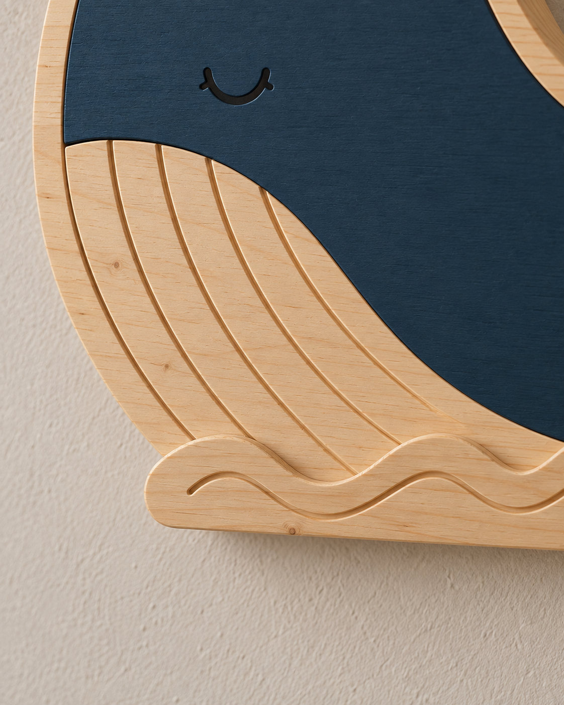 ORAWOOD wall-light real-scale detail 2026-09-28 4/5 — Lampe Baleine murale, mise en scène illustrative : Gros plan illustratif du ventre en pin et des lignes de vague