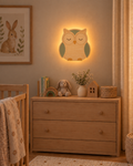Visualisation illustrative de la lampe Hibou murale ORAWOOD avec halo lumineux arrière