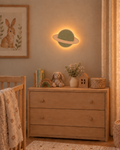 Visualisation illustrative de la lampe Planète murale ORAWOOD avec halo lumineux arrière