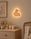 Visualisation illustrative de la lampe Lapin murale ORAWOOD avec halo lumineux arrière