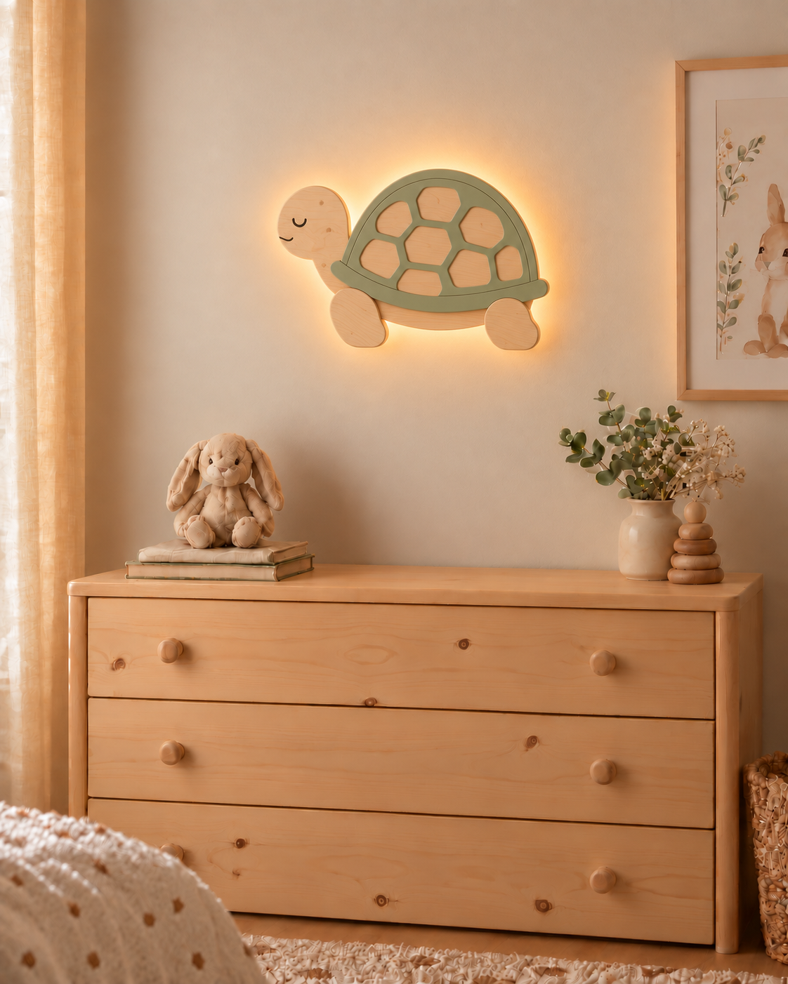 Visualisation illustrative de la lampe Tortue murale ORAWOOD avec halo lumineux arrière